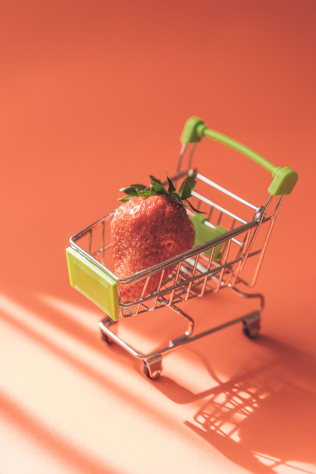 Fraise dans un mini chariot